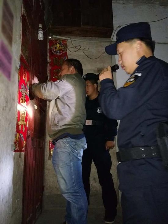 鞍山粗心妈妈误将幼女锁家中 民警全城寻开锁师傅开门