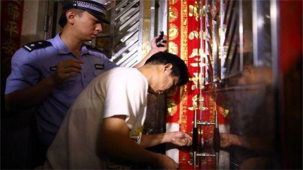 鞍山请开锁师傅开了锁后，师傅为什么一般都不进门，就算主人请也不进去？